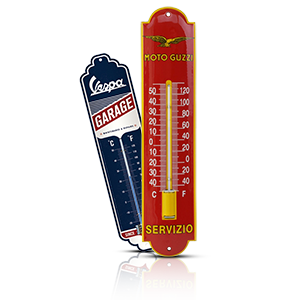 Termometri da parete colorati di Vespa e Moto Guzzi, con design classico e indicazione della temperatura in gradi Celsius e Fahrenheit.